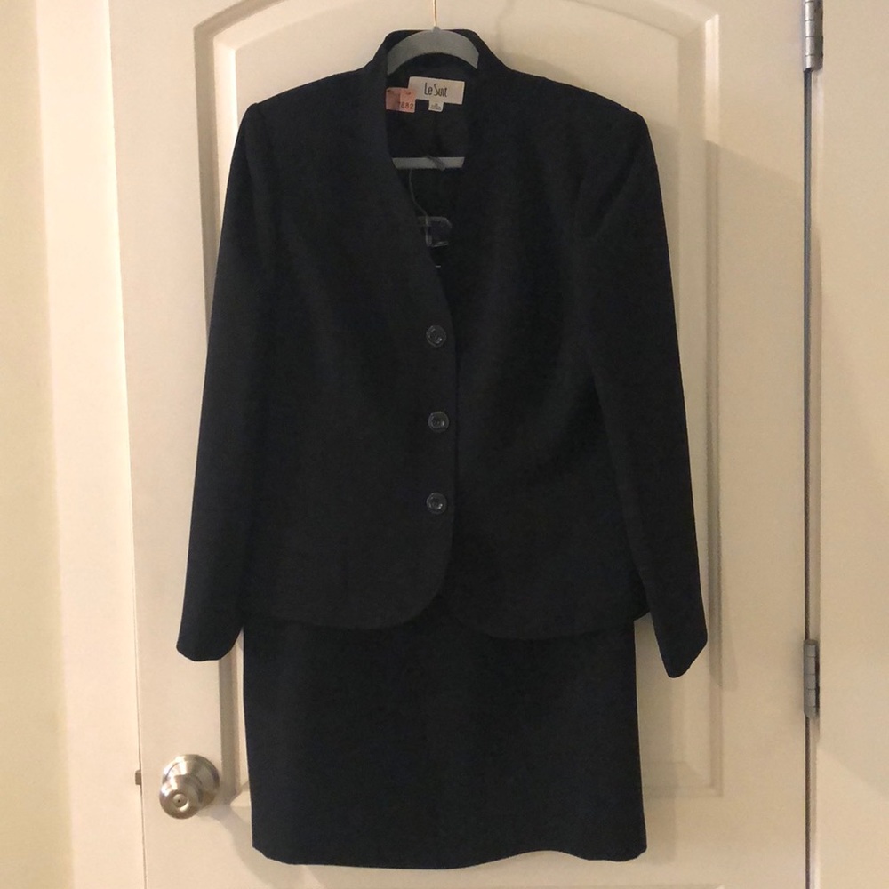 LeSuit size 14 Black blazer and pencil skirt suit
